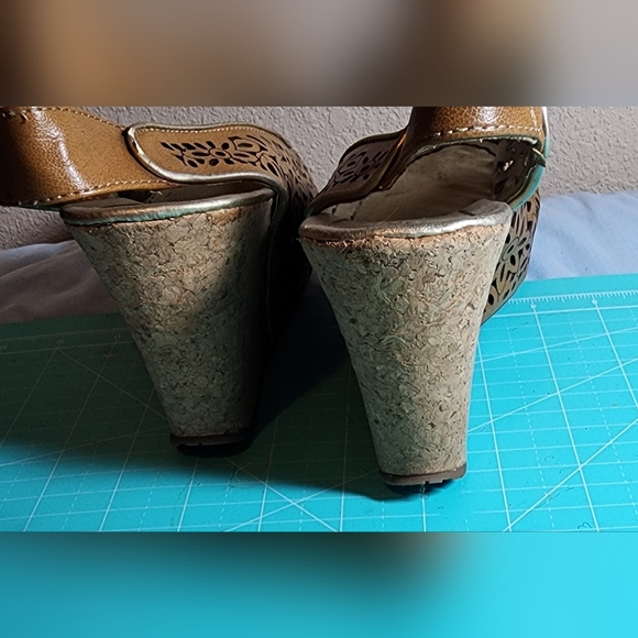 Kenneth Cole Wedge Sandals Cork Leather Tan Women's 7 1/2 M BENIFITS CHARITY - Picture 3 of 8